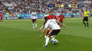一个比一个脏,踢脚踝+肘击+暴铲，韩国输球输人脏了世界杯
