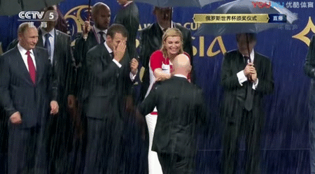 世界杯颁奖突降暴雨!普京大伞下鼓掌 女总统淋雨拥抱每一个英雄!