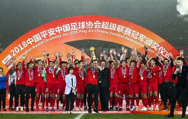 体育晨报：上港首夺中超冠军，欧冠尤文不敌曼联